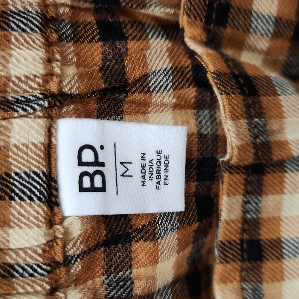 Black and tan plaid crop top with gathered long sleeves - Picture 3 of 6